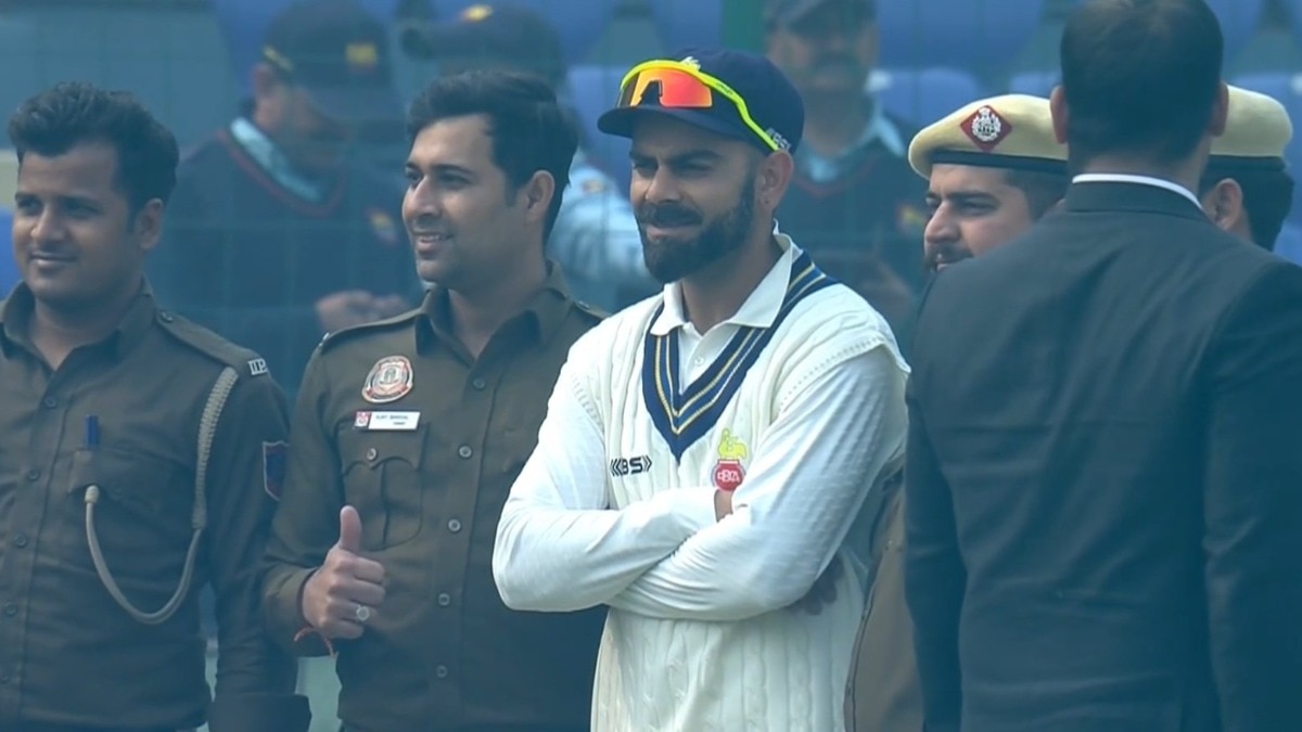 Virat Kohli poses for pictures with Delhi ground-staff and police after Ranji Trophy win vs Railways